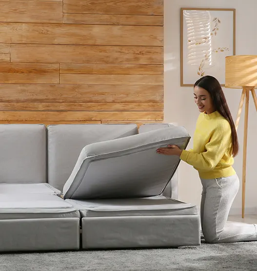 En espacios pequenos, cada mueble debe disenarse para ser practico.